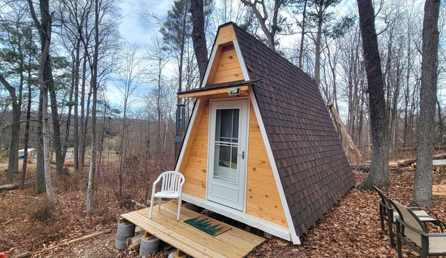 A-frame in the Brambles Cabin, Broadway, Virginia
