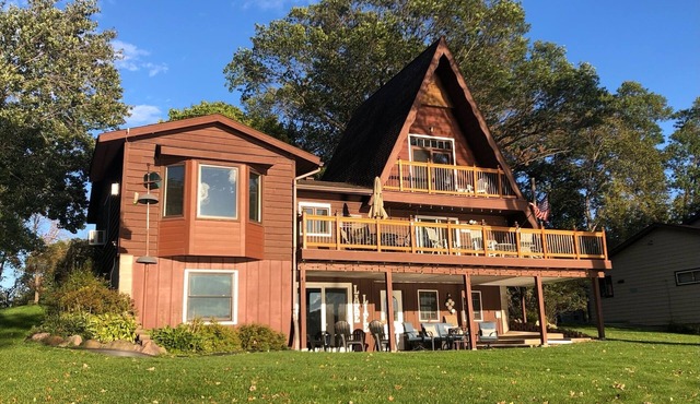 A-Frame of Mind on Blue Lake with pontoon for rent