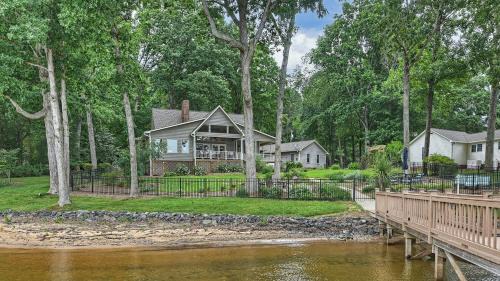 A Frame of Mind by AvantStay Lakefront Retreat Hot Tub Game Room Dock