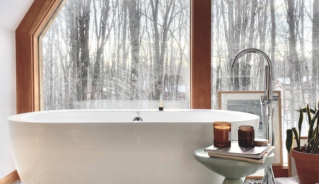 A-frame with beautiful soaker tub over looking the treesn