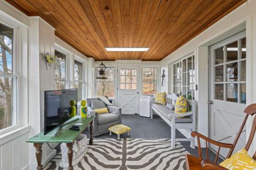 A-Frame with VIEWS - Walk to Downtown and Park - Pets OK