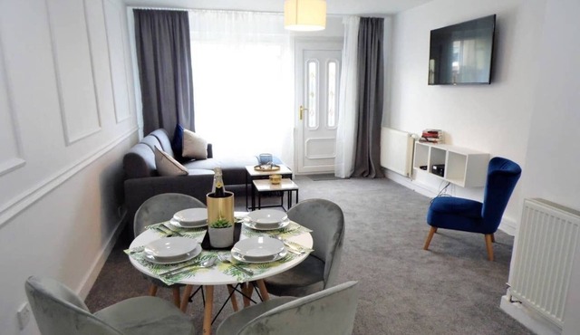 A fully equipped house in a residential area not far from Glasgow Airport and M8 Motorway.