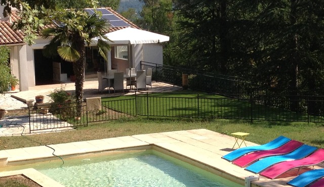 A fully equipped villa with pool and garden in the middle of the forest