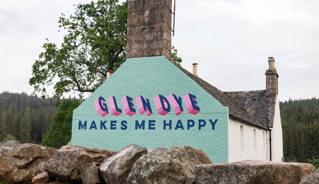 A fully restored countryside farmhouse sleeping 12. Includes a wood fired hot tub, Big green egg BBQ and plenty of outdoor activities. Pet freindly.