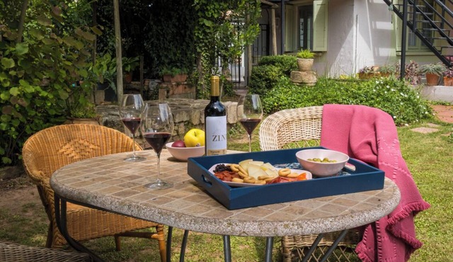 A garden among vineyards, for 6