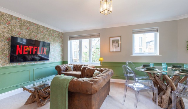 A gem nestled in the heart of Oxford with parking!