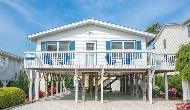 A GEM of a cottage 400 feet from the nearest beach access!