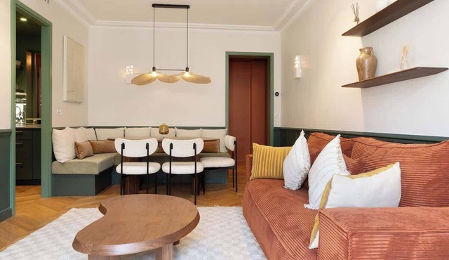 A Glowing 3BR/3BA with Services in Opéra