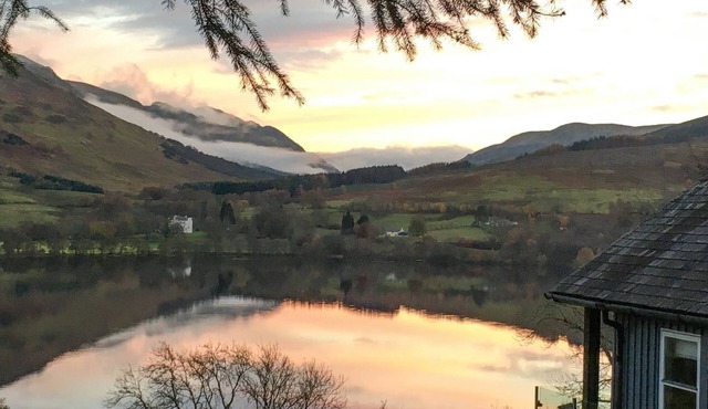 A gorgeous, cosy, modern cottage with breathtaking views over Loch Earn.