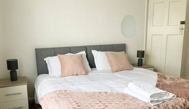 A Great 3 bedroom property 10 minuets away for Heathrow Airport. With parking and garden