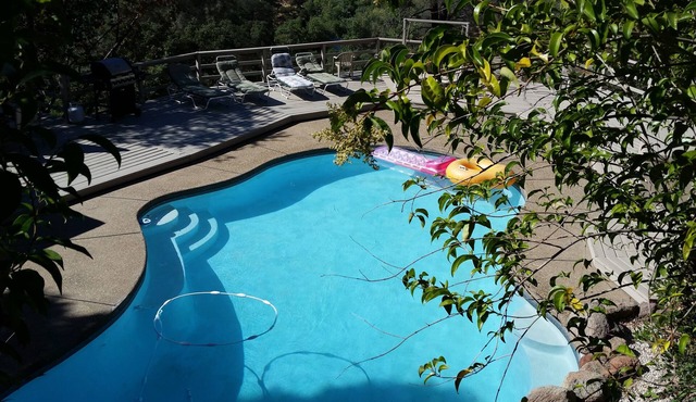 A Great Home in a Resort-Like Setting-nPrivate Retreat with pool & River Views