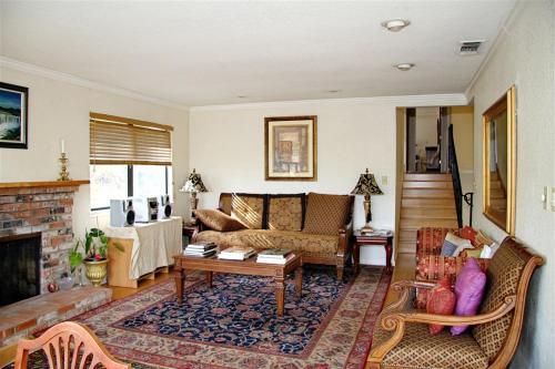 A Great Riverfront Retreat a Shangri-La Paradize