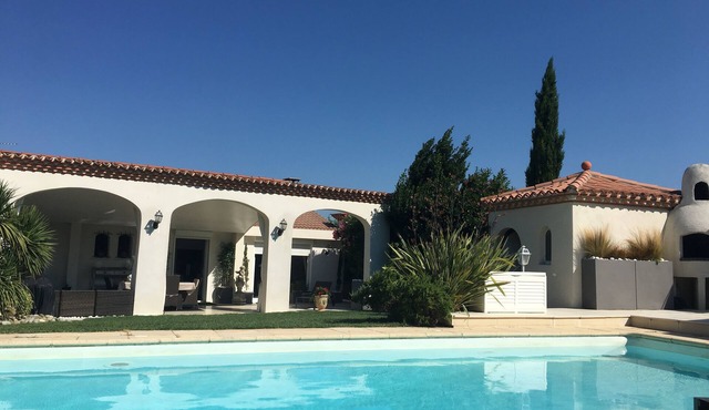 A green and refined setting for a mythical swimming pool in Carcassonne