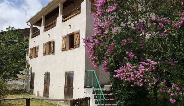 A green setting in a village 20 minutes from the beaches