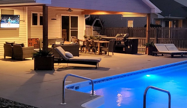 A Grimes Family Getaway near Des Moines with Seasonal Swimming Pool Sleeps 12