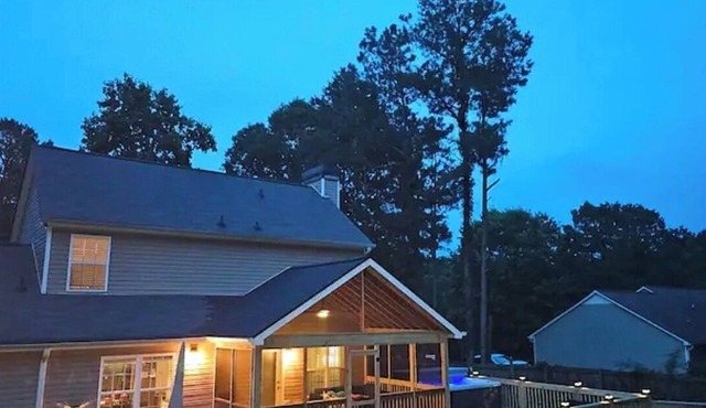 A Guest Favorite Retreat! king beds, Hottub, Pool, 3 Decks, Privacy, and more!
