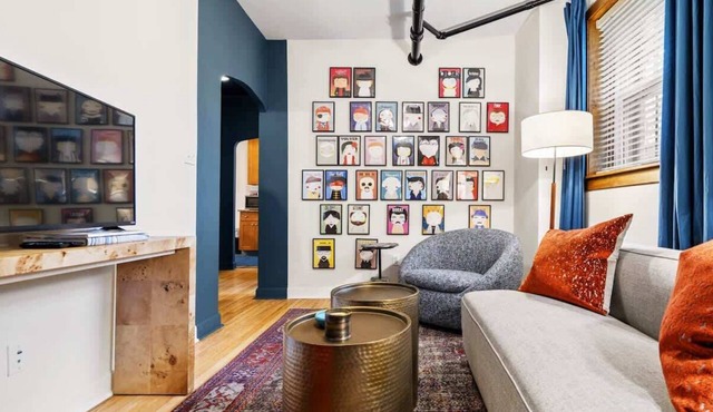 A Hand-some Place Near Wrigley