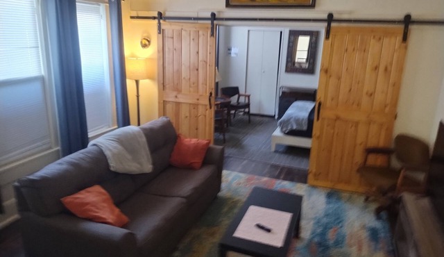 A Happy Place! 1-bedroom apartment in lovely Alexandria with private parking
