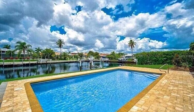 A Happy Place waiting for you. Just 7 minutes away from Fisherman’s Village!