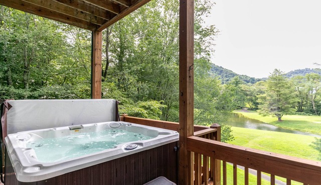 A Happy Roost Rustic cabin near Boone with hot tub gas fireplace