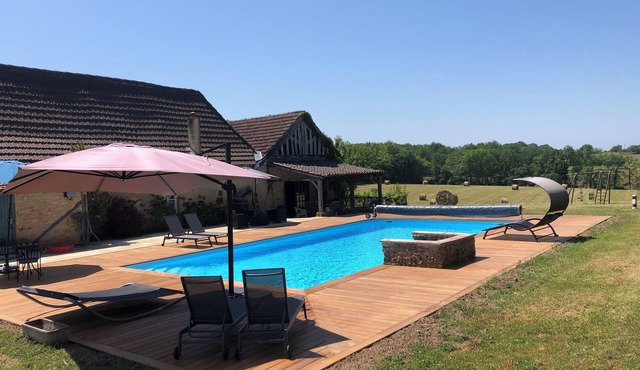A haven of peace with a large swimming pool, sauna and jacuzzi.