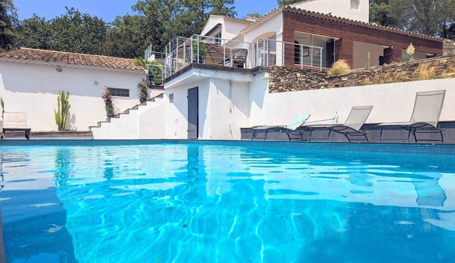 A Haven of Peace with swimming pool 15km from the Gulf of St-Tropez