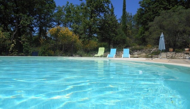 A haven of peace in the shade of oak trees. 3 bedrooms, air conditioning, swimming pool, 2 terraces