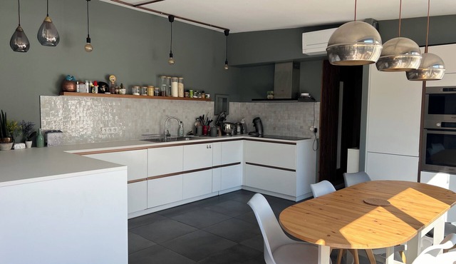 A haven of peace in the town center. Architect-designed house to discover.