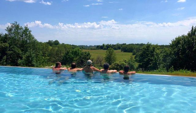 A hidden paradise to find yourself in. Large villa, infinity pool