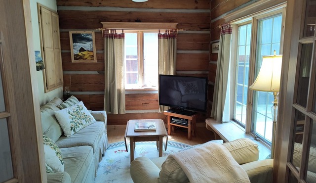A hidden gem in Thunder Beach, Ontario - Vacation Log Home Rental (Monthly)