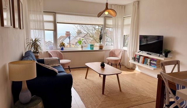 A hidden gem, just 4 minutes from the beach & lively shops & bars of Leigh Town,