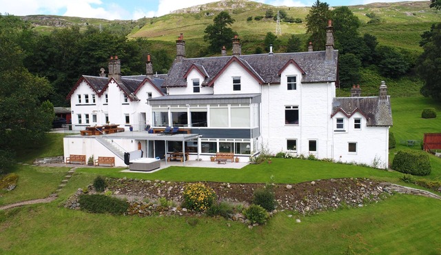 A hidden gem perfect for gatherings. With hot tub and views of Loch Tay.