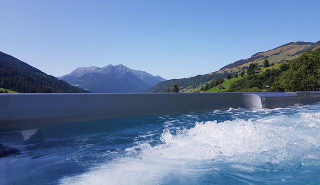 A hidden paradise with 10-seat Jacuzzi and outdoor sauna, beautiful view