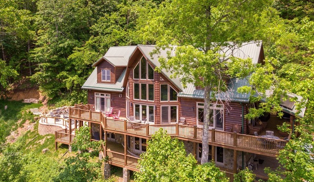 A High Country Retreat - Luxury Boone home on 10 acres with hot tub & pool table