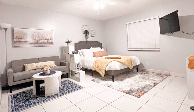 A Hollywood Casita for you