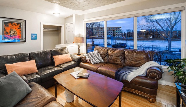 A@Home Entire House By Chinook Mall/LRT/DT/Heritage park/Glenmore Reservoir