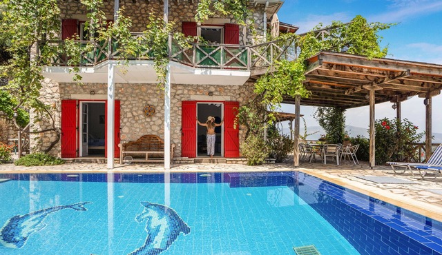 A HOME FROM HOME! Large stone Villa with pool & stunning views - FREE meal out!