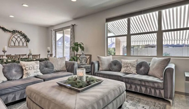 A home that feels like home, w/hot tub and spacious living room