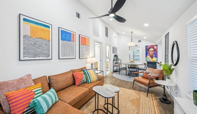 A Hoot’s Nest-Luxe 3 Bed Sleep-5 near Downtown ATX&UT COTA EV & COWBOYPOOL⭐️⭐️⭐️⭐️⭐️