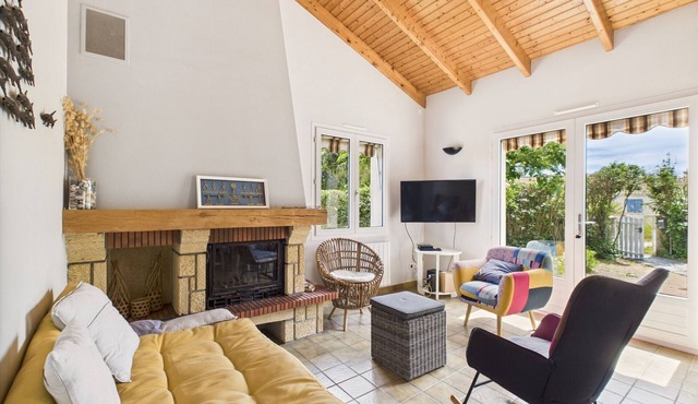 A house for 10 with garden near the sea