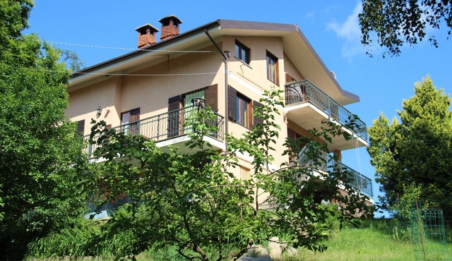 a house in the middle of the mountains with breathtaking views, nature and relaxation animals