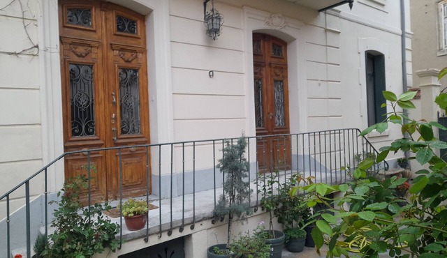 A house of character, decorated with care, offering a warm and refined setting.