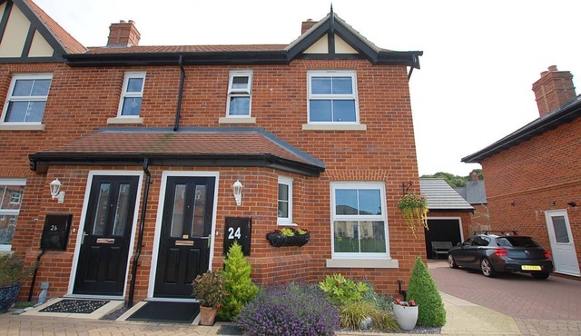 A house that sleeps 4 guests in 2 bedrooms