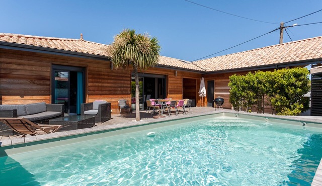A house with private, heated pool in Carcans Plage 50 m away from the beach