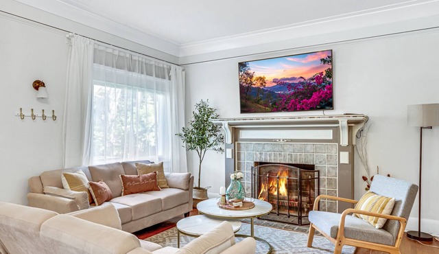 A Huge, Calm, Relaxing, Beautiful Home w Swim Spa close to Universal Studio