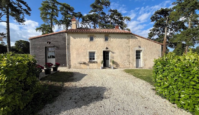 A L'entrée du Parc D'un Château en Vendée, la Maison des Pins Vous Attend !