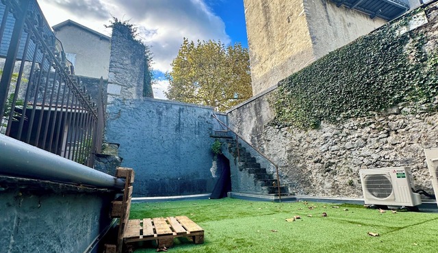 A l'ombre de la Tour