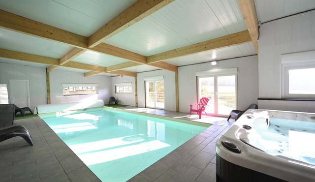 A L'OREE DU BOIS, 500 M2 GITE FOR 15 PEOPLE WITH SWIMMING POOL AND JACUZZI