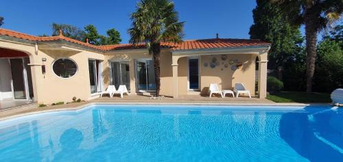 A La Topaze #Gîte calme #3 pers #Piscine privée #Cholet #Wifi haut débit #Préau #Cholet #Parc japonais #Puy du F ou