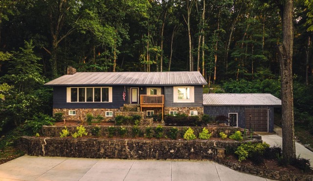 A Lakeview Getaway in Guntersville, AL